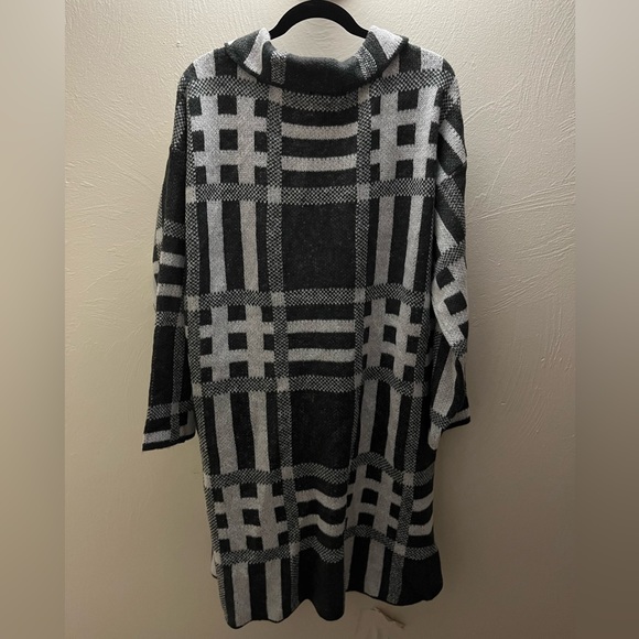 Long light knit sweater jacket with pockets in size 3X in several gray colors - Picture 2 of 6